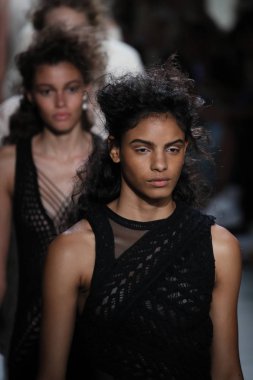 TRESemme Jonathan Simkhai moda gösterisi