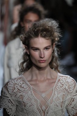 TRESemme Jonathan Simkhai moda gösterisi