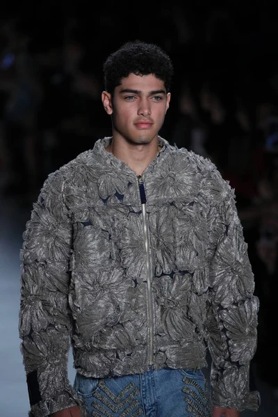 Oğlum Jung Wan defileye