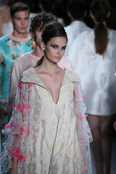 Oğlum Jung Wan defileye