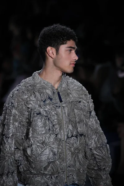 Oğlum Jung Wan defileye