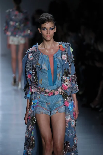 Oğlum Jung Wan defileye