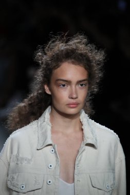  TRESemme Jonathan Simkhai moda gösterisi