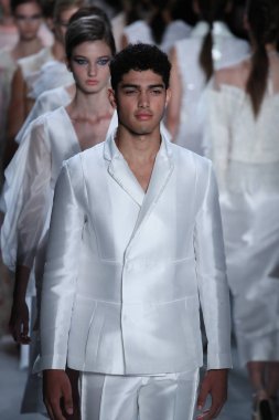 Oğlum Jung Wan defileye