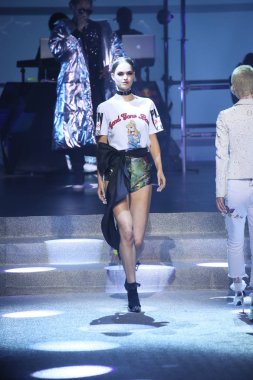 New York, Ny - Eylül 09: Philipp Plein moda pist göster New York Moda Haftası sırasında bir modeli yürüyüşler: gösterir tarihinde 9 Eylül 2017 Hammerstein Ballroom New York City