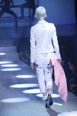 New York, Ny - Eylül 09: Philipp Plein moda pist göster New York Moda Haftası sırasında bir modeli yürüyüşler: gösterir tarihinde 9 Eylül 2017 Hammerstein Ballroom New York City