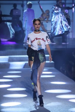 New York, Ny - Eylül 09: Philipp Plein moda pist göster New York Moda Haftası sırasında bir modeli yürüyüşler: gösterir tarihinde 9 Eylül 2017 Hammerstein Ballroom New York City
