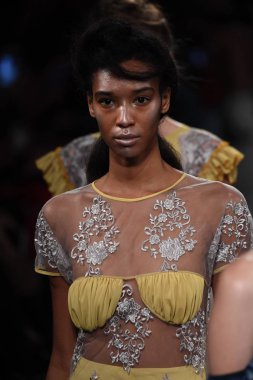 Francesca Liberatore defile 