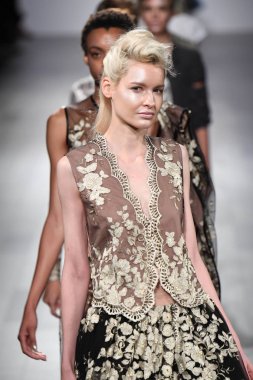 Francesca Liberatore defile 