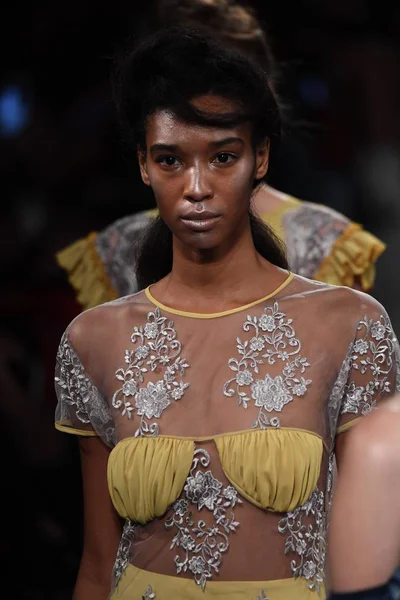 Francesca Liberatore defile 