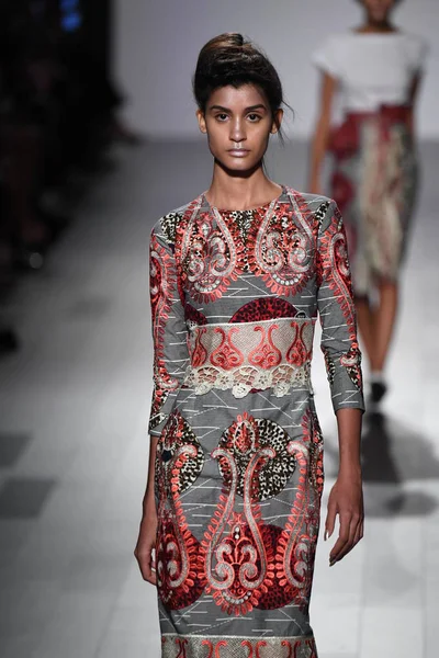 Francesca Liberatore defile 