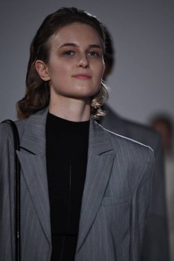 New York, Ny - 10 Eylül: Modelleri yürüyüş Naersi defilede New York Moda Haftası sırasında Amerikan Doğa Tarihi Müzesi 10 Eylül 2017 tarihinde New York'ta, pist final.