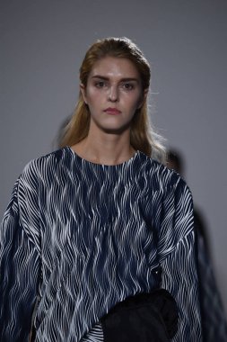 New York, Ny - 10 Eylül: Modelleri yürüyüş Naersi defilede New York Moda Haftası sırasında Amerikan Doğa Tarihi Müzesi 10 Eylül 2017 tarihinde New York'ta, pist final.