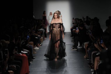 Lisa N. Hoang defile