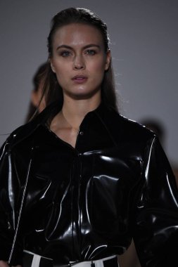 New York, Ny - 10 Eylül: Modelleri yürüyüş Naersi defilede New York Moda Haftası sırasında Amerikan Doğa Tarihi Müzesi 10 Eylül 2017 tarihinde New York'ta, pist final.