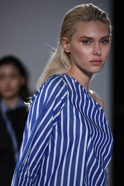 New York, Ny - 10 Eylül: Modelleri yürüyüş Naersi defilede New York Moda Haftası sırasında Amerikan Doğa Tarihi Müzesi 10 Eylül 2017 tarihinde New York'ta, pist final.