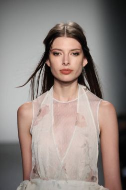 Lisa N. Hoang defile