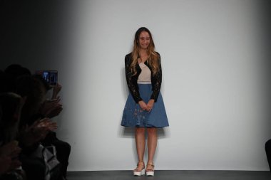 New York, Ny - Eylül 09: Lisa N. Hoang New York'ta 9 Eylül 2016 tarihinde New York moda haftasında bahar 2017 koleksiyonuyla sunulması sonra seyirci selamlıyor.