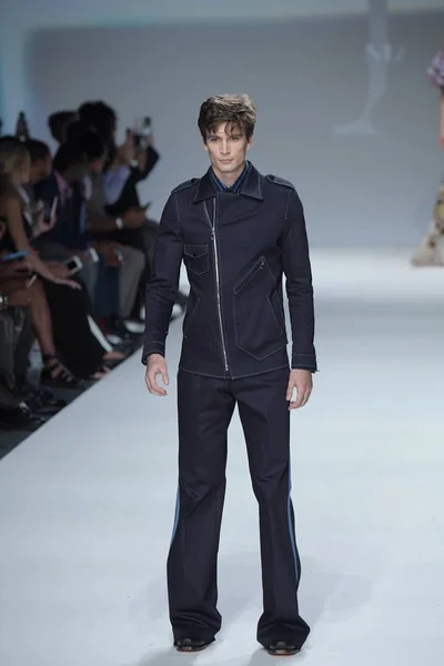 Malan Breton SS18 desfile de moda —  Fotos de Stock