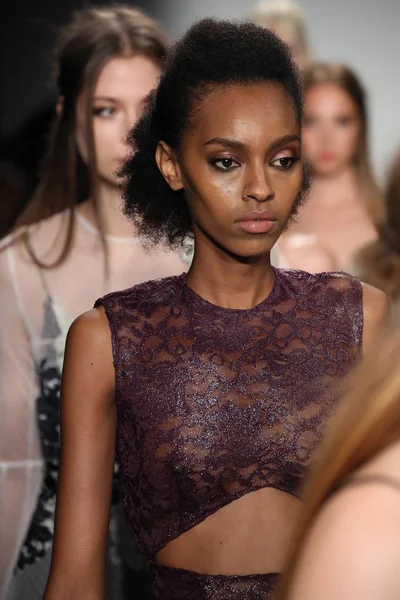 Lisa N. Hoang defile