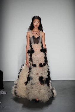 Lisa N. Hoang defile