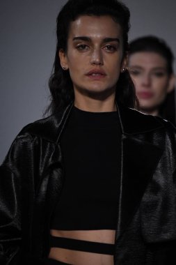 New York, Ny - 10 Eylül: Modelleri yürüyüş Naersi defilede New York Moda Haftası sırasında Amerikan Doğa Tarihi Müzesi 10 Eylül 2017 tarihinde New York'ta, pist final.