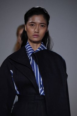 New York, Ny - 10 Eylül: Modelleri yürüyüş Naersi defilede New York Moda Haftası sırasında Amerikan Doğa Tarihi Müzesi 10 Eylül 2017 tarihinde New York'ta, pist final.