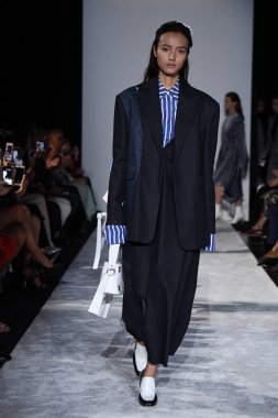 New York, Ny - 10 Eylül: Modelleri yürüyüş Naersi defilede New York Moda Haftası sırasında Amerikan Doğa Tarihi Müzesi 10 Eylül 2017 tarihinde New York'ta, pist final.