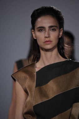 New York, Ny - 10 Eylül: Modelleri yürüyüş Naersi defilede New York Moda Haftası sırasında Amerikan Doğa Tarihi Müzesi 10 Eylül 2017 tarihinde New York'ta, pist final.