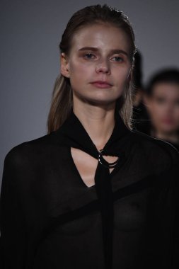 New York, Ny - 10 Eylül: Modelleri yürüyüş Naersi defilede New York Moda Haftası sırasında Amerikan Doğa Tarihi Müzesi 10 Eylül 2017 tarihinde New York'ta, pist final.