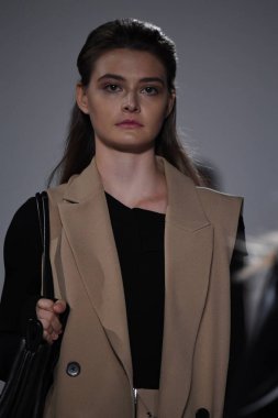 New York, Ny - 10 Eylül: Modelleri yürüyüş Naersi defilede New York Moda Haftası sırasında Amerikan Doğa Tarihi Müzesi 10 Eylül 2017 tarihinde New York'ta, pist final.