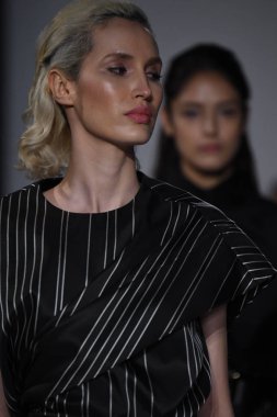 New York, Ny - 10 Eylül: Modelleri yürüyüş Naersi defilede New York Moda Haftası sırasında Amerikan Doğa Tarihi Müzesi 10 Eylül 2017 tarihinde New York'ta, pist final.