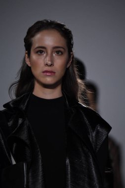 New York, Ny - 10 Eylül: Modelleri yürüyüş Naersi defilede New York Moda Haftası sırasında Amerikan Doğa Tarihi Müzesi 10 Eylül 2017 tarihinde New York'ta, pist final.