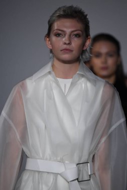 New York, Ny - 10 Eylül: Modelleri yürüyüş Naersi defilede New York Moda Haftası sırasında Amerikan Doğa Tarihi Müzesi 10 Eylül 2017 tarihinde New York'ta, pist final.