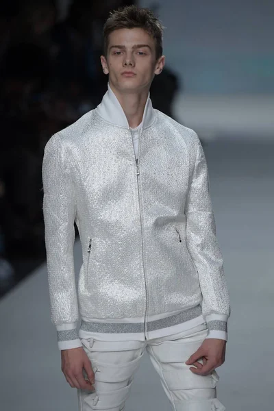 Malan Breton Ss18 modevisning — Stockfoto