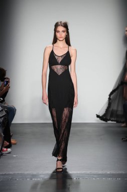 Lisa N. Hoang defile