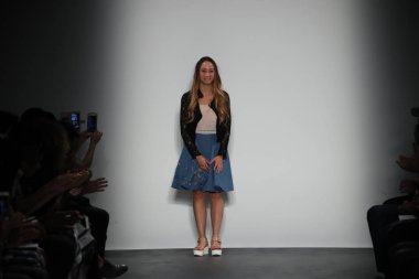 New York, Ny - Eylül 09: Lisa N. Hoang New York'ta 9 Eylül 2016 tarihinde New York moda haftasında bahar 2017 koleksiyonuyla sunulması sonra seyirci selamlıyor.