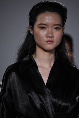 New York, Ny - 10 Eylül: Modelleri yürüyüş Naersi defilede New York Moda Haftası sırasında Amerikan Doğa Tarihi Müzesi 10 Eylül 2017 tarihinde New York'ta, pist final.