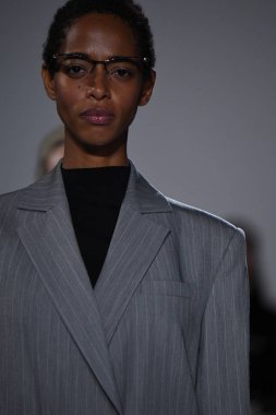 New York, Ny - 10 Eylül: Modelleri yürüyüş Naersi defilede New York Moda Haftası sırasında Amerikan Doğa Tarihi Müzesi 10 Eylül 2017 tarihinde New York'ta, pist final.