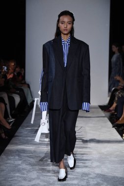 New York, Ny - 10 Eylül: Modelleri yürüyüş Naersi defilede New York Moda Haftası sırasında Amerikan Doğa Tarihi Müzesi 10 Eylül 2017 tarihinde New York'ta, pist final.