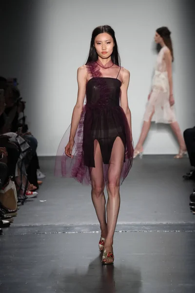 Lisa N. Hoang desfile de moda — Foto de Stock