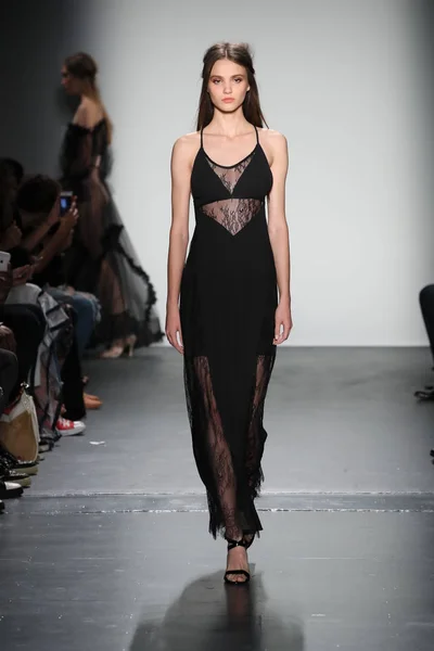 Lisa N. Hoang modeshow — Stockfoto