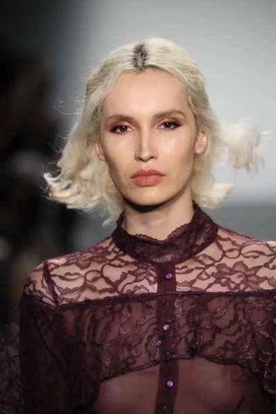 Lisa N. Hoang defile