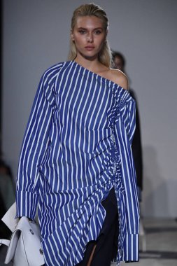 New York, Ny - 10 Eylül: Modelleri yürüyüş Naersi defilede New York Moda Haftası sırasında Amerikan Doğa Tarihi Müzesi 10 Eylül 2017 tarihinde New York'ta, pist final.