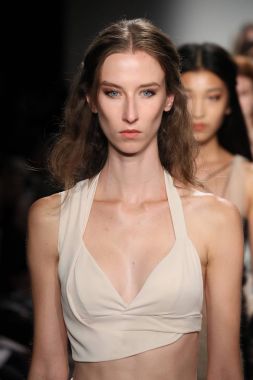 Lisa N. Hoang defile