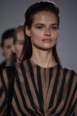 New York, Ny - 10 Eylül: Modelleri yürüyüş Naersi defilede New York Moda Haftası sırasında Amerikan Doğa Tarihi Müzesi 10 Eylül 2017 tarihinde New York'ta, pist final.