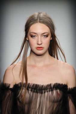 Lisa N. Hoang defile