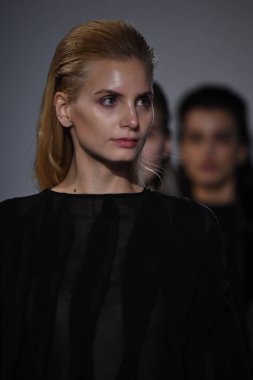 New York, Ny - 10 Eylül: Modelleri yürüyüş Naersi defilede New York Moda Haftası sırasında Amerikan Doğa Tarihi Müzesi 10 Eylül 2017 tarihinde New York'ta, pist final.