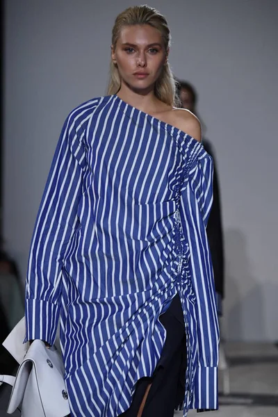 New York, Ny - 10 Eylül: Modelleri yürüyüş Naersi defilede New York Moda Haftası sırasında Amerikan Doğa Tarihi Müzesi 10 Eylül 2017 tarihinde New York'ta, pist final.