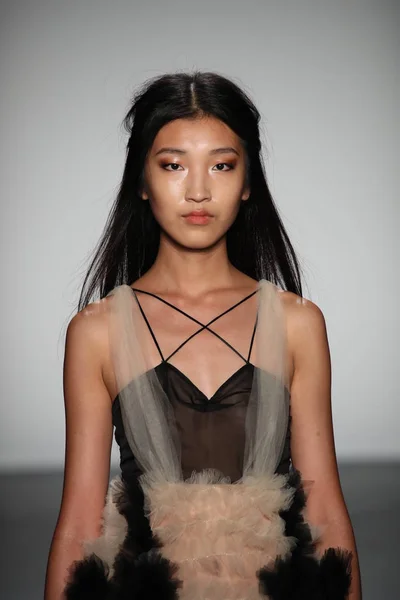 Pokaz mody Lisa N. Hoang — Zdjęcie stockowe